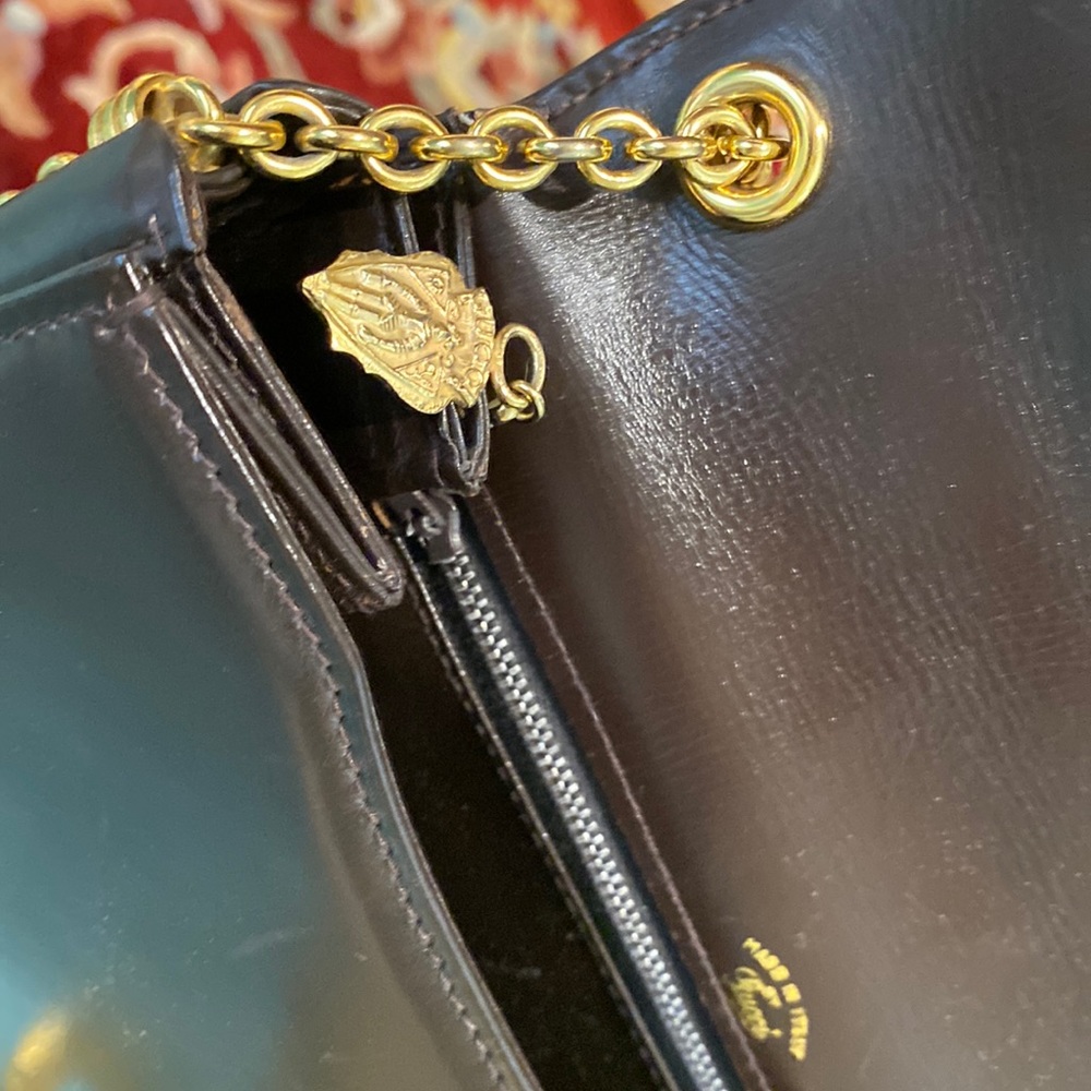 Gucci shoulder bag.